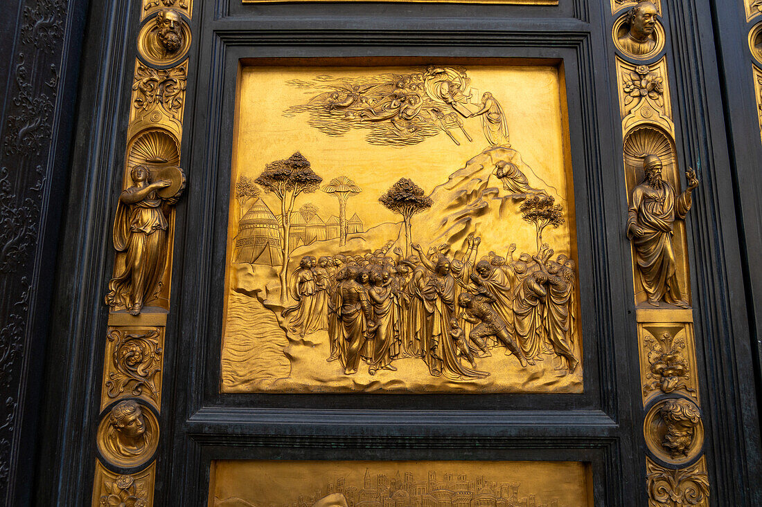 Biblische Szenen an der Paradiespforte oder Osttür des Baptisteriums von St. Johannes in Florenz,Italien. Diese Tafel stellt Moses auf dem Berg Sinai dar.