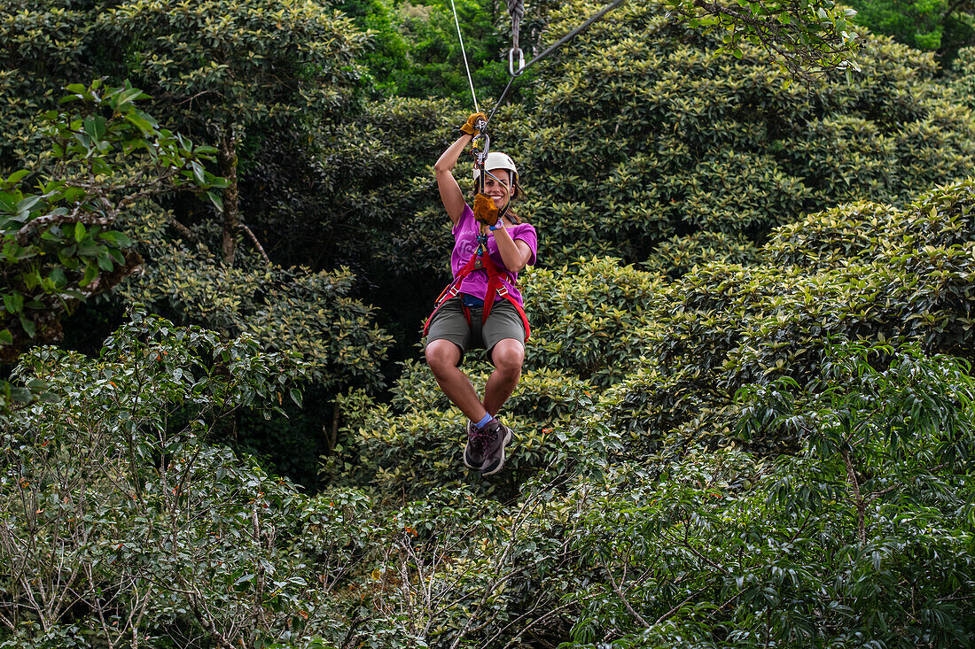 Junge kaukasische Frau hat Spaß bei einer Canopy-Tour in Costa Rica