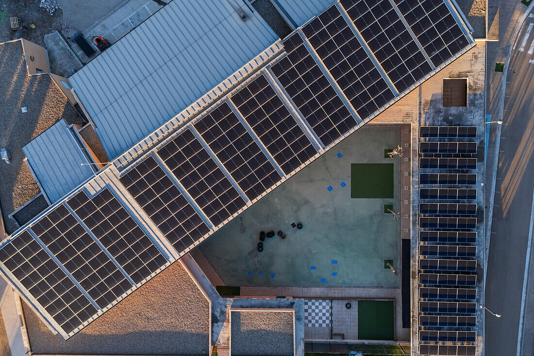 Luftaufnahme von Solarzellen auf einem Gebäudedach