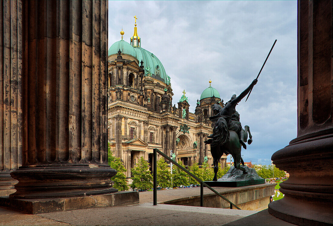 Der beeindruckende Berliner Dom erhebt sich majestätisch hinter den Säulen des Alten Museums in Berlin und zeigt seine architektonische Schönheit.