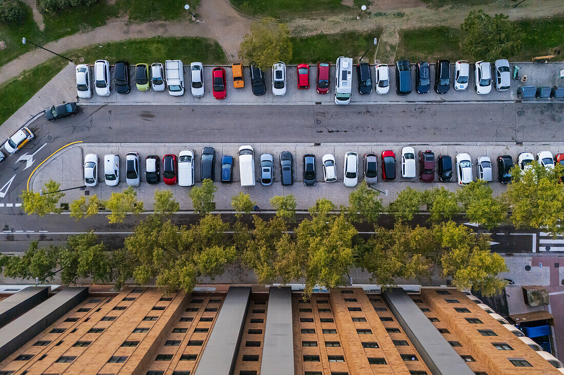 Luftaufnahme eines öffentlichen Außenparkplatzes