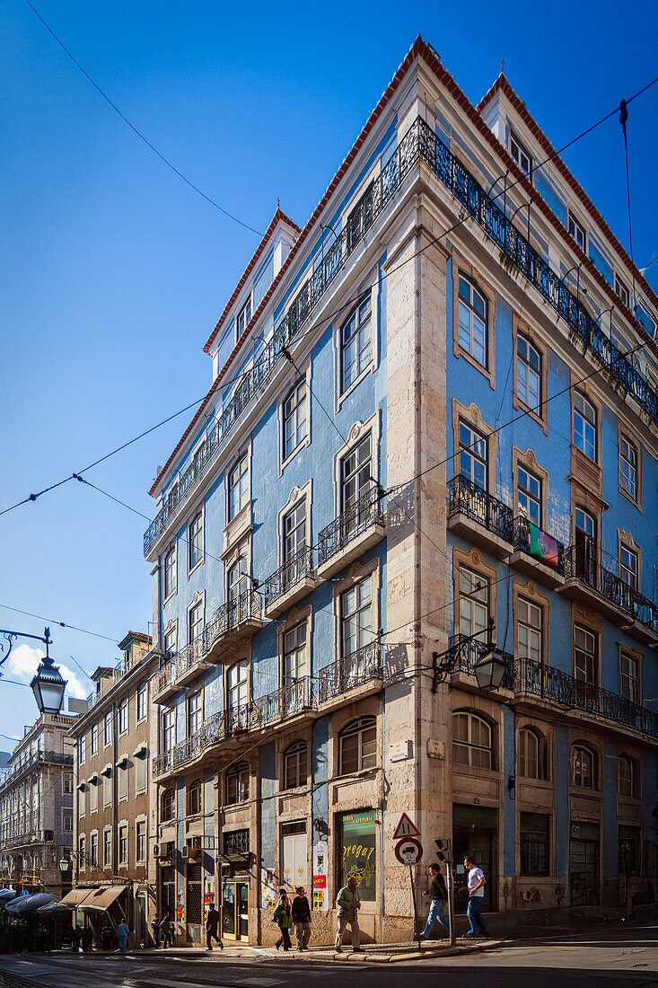 Lissabon,Portugal,1. März 2007,Ein malerischer Blick auf ein traditionelles Gebäude mit blauen Kacheln in Lissabon,Portugal,das klassische Architektur und Straßenleben an einem sonnigen Tag zeigt.