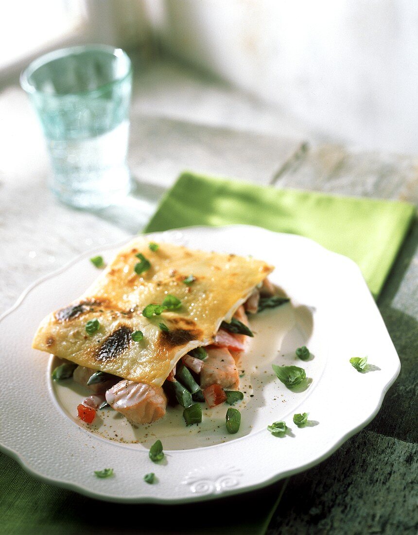 Gorgonzola-Lachs-Lasagne mit Spargel und Tomaten auf Teller