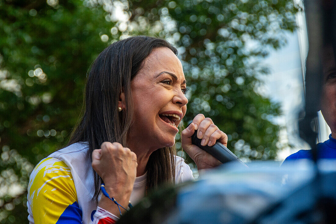 Die Oppositionsführerin Maria Corina Machado erscheint auf der von ihr einberufenen Kundgebung der Opposition in den Straßen von Caracas.