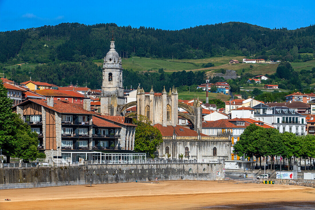 Altstadt von Lekeitio und Kirche Santa Maria de la Asuncion in der Provinz Biskaya Baskenland, Nordspanien Euskadi Euskalerria