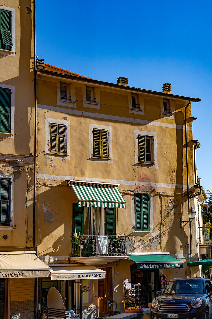 Farbenfrohe traditionelle Architektur in der Altstadt von Monterosso al Mare, Cinque Terre, Italien.