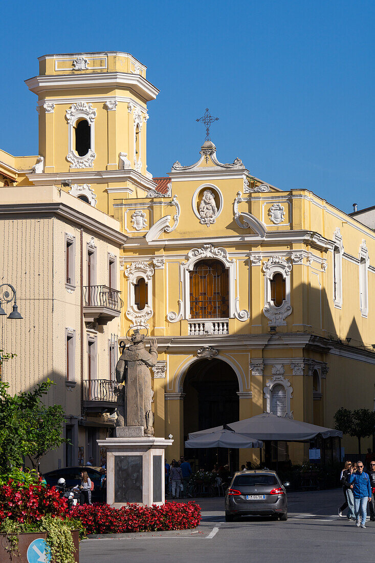 Fassade des Heiligtums der Madonna del Carmine in Sorrent, Italien.