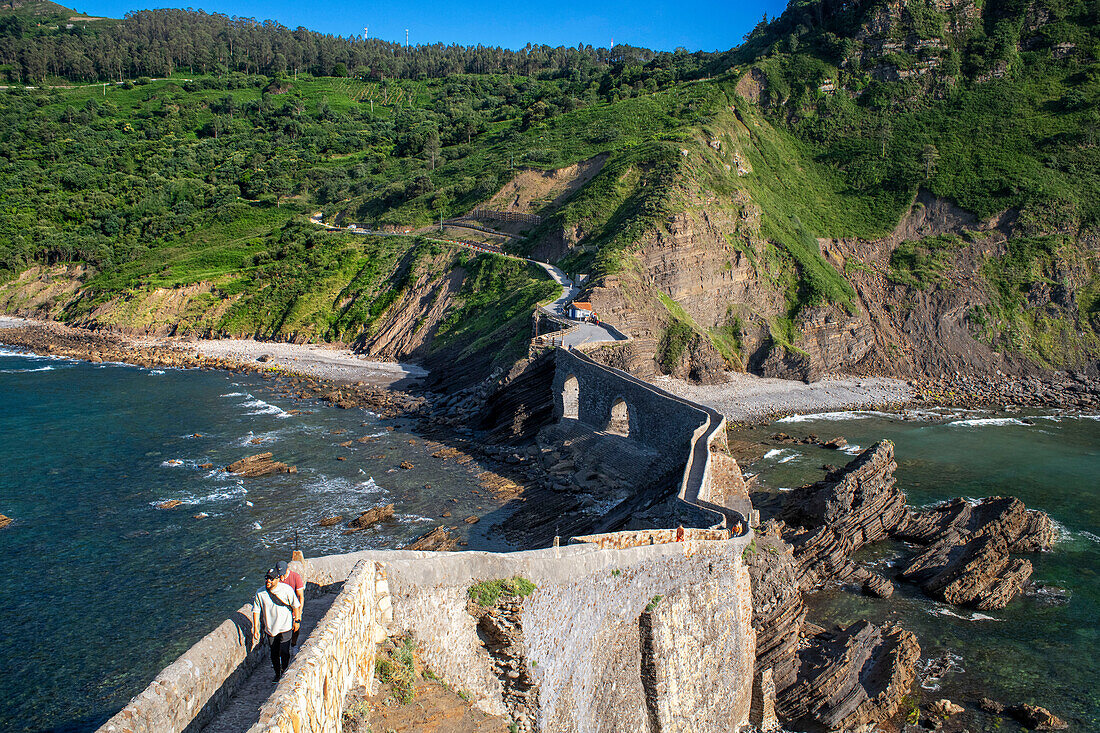 San Juan de Gaztelugatxe, Drachenstein in Game of Thrones, Brücke und Steintreppe, Bermeo, Baskenland, Euskadi, Euskaerria, Spanien.