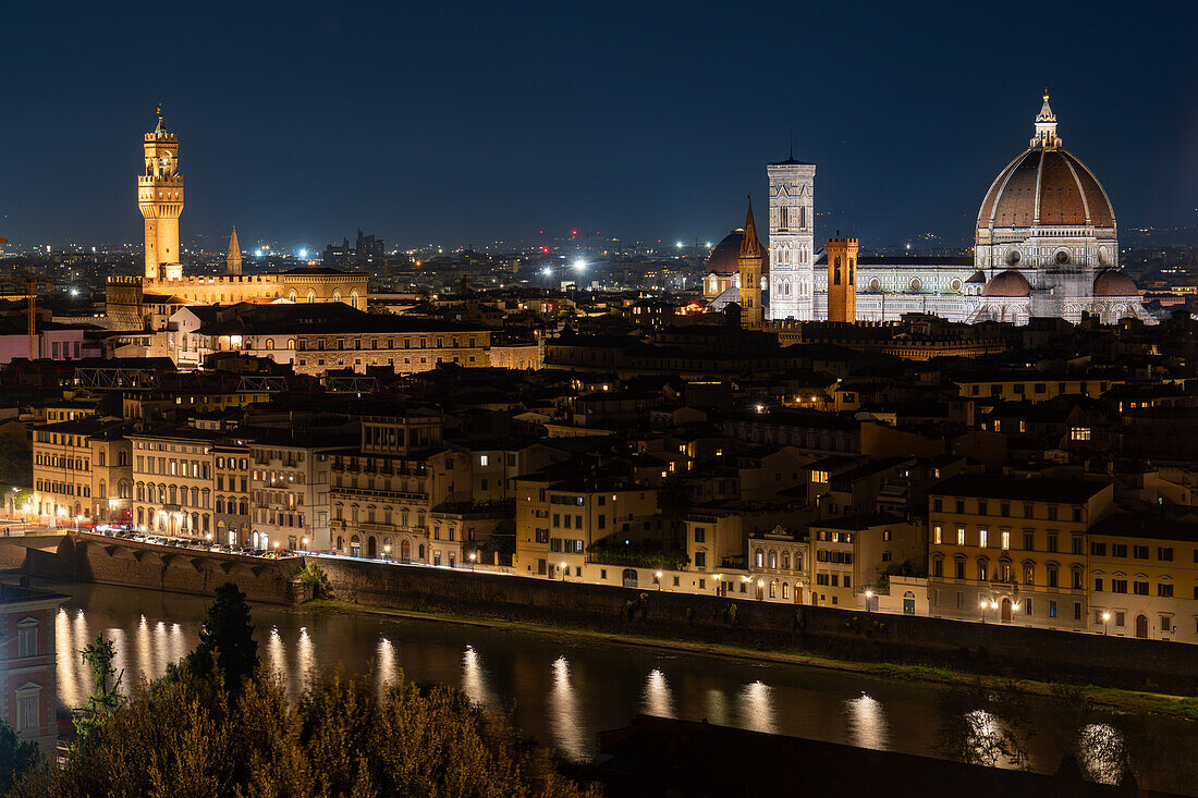 Der Palazzo Vecchio und der Dom bei Nacht vom Piazzale Michelangelo aus gesehen, Florenz, Italien.