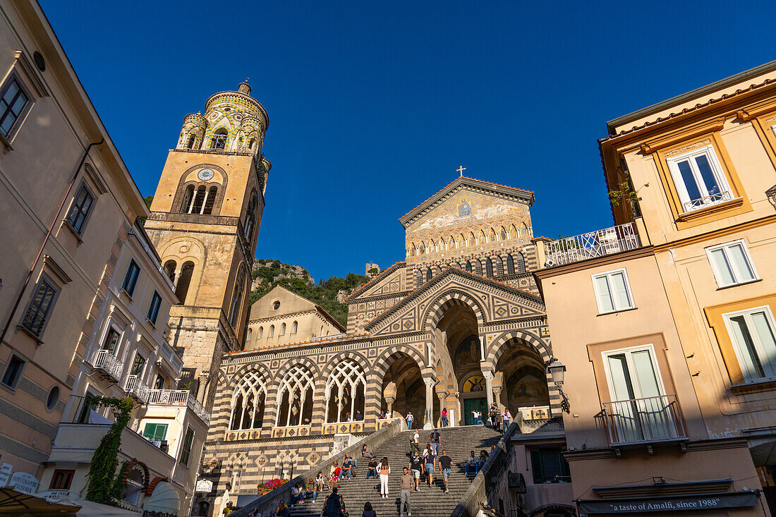 Die Fassade des Doms von Amalfi, der Kathedrale von St. Andreas, in Amalfi, Italien.