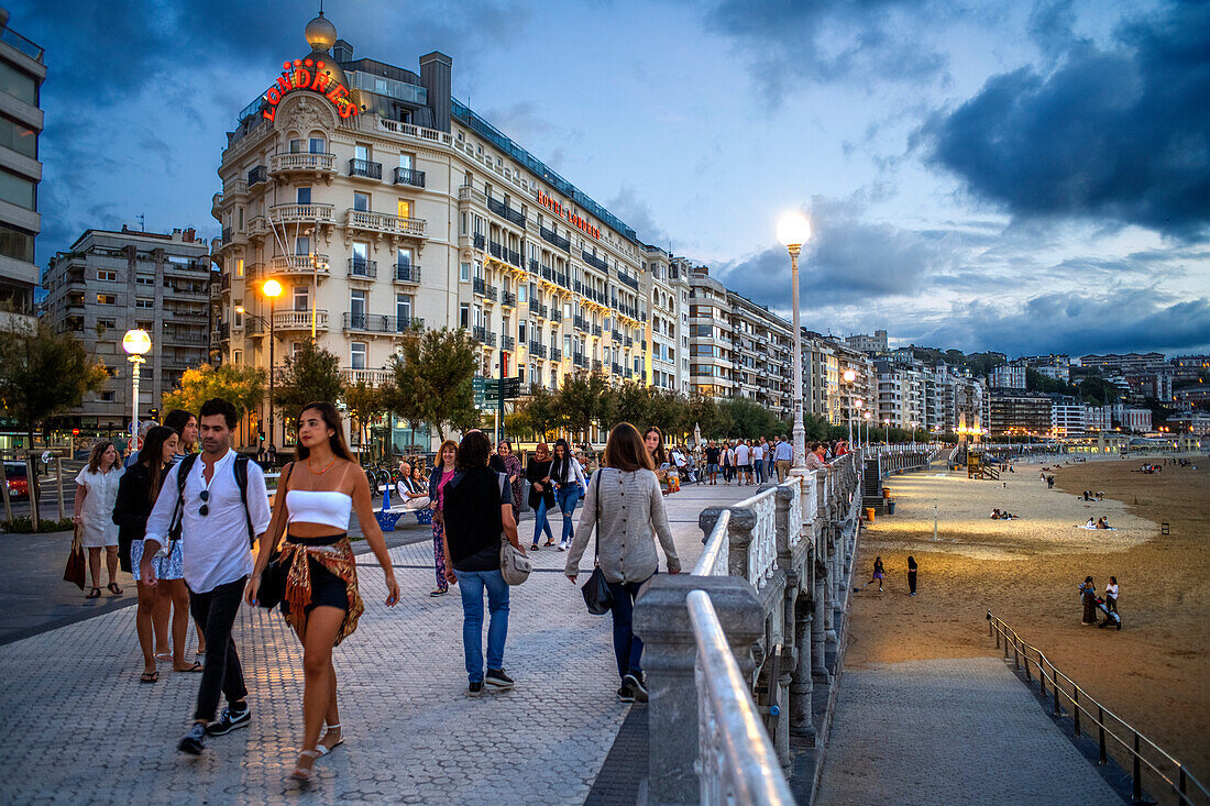 Straßenlaterne an der Strandpromenade in der Abenddämmerung, Playa de la Concha, Bahia de la Concha, San Sebastian, Donostia, Camino de la Costa, Camino del Norte, Küstenweg, Jakobsweg, Camino de Santiago, Pilgerweg, Provinz Guipuzcoa, Baskenland, Euskadi