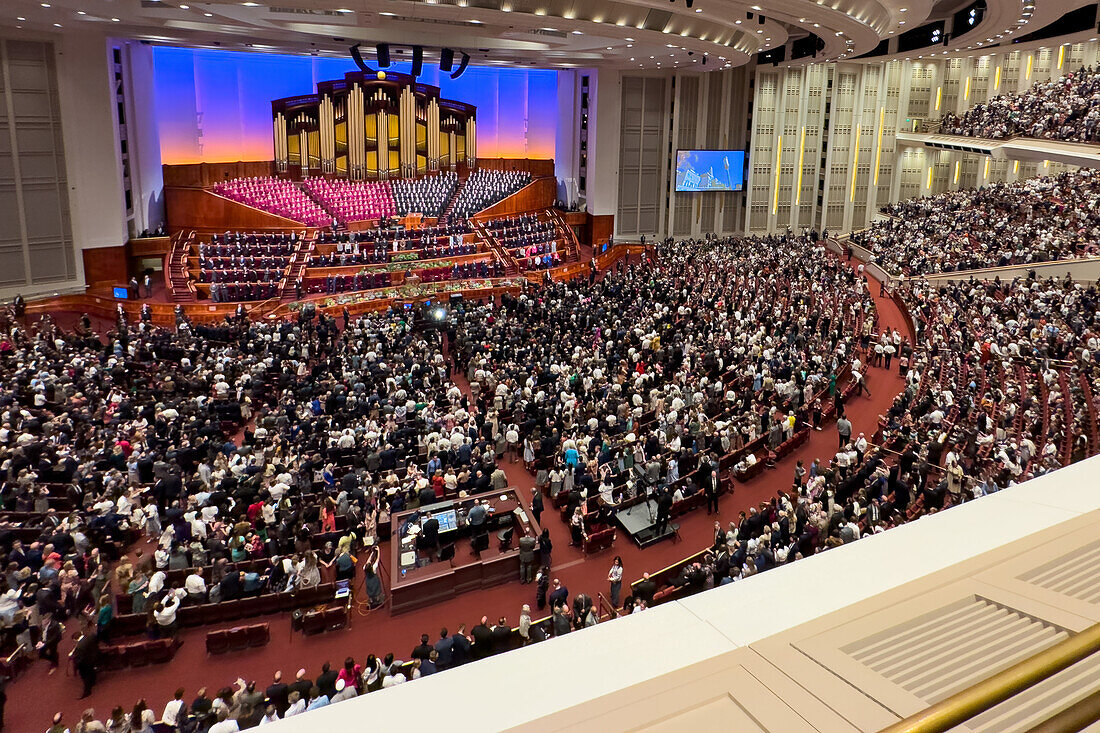 Teilnehmer nach der Generalkonferenz der Kirche Jesu Christi der Heiligen der Letzten Tage im Konferenzzentrum in Salt Lake City, Utah.