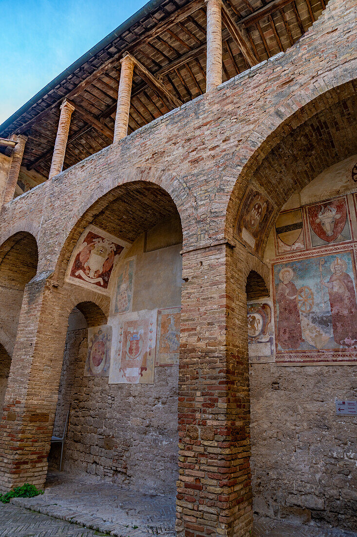 Der Innenhof des Palazzo Comunale, Palazzo del Popolo oder Rathaus in San Gimignano, Italien.