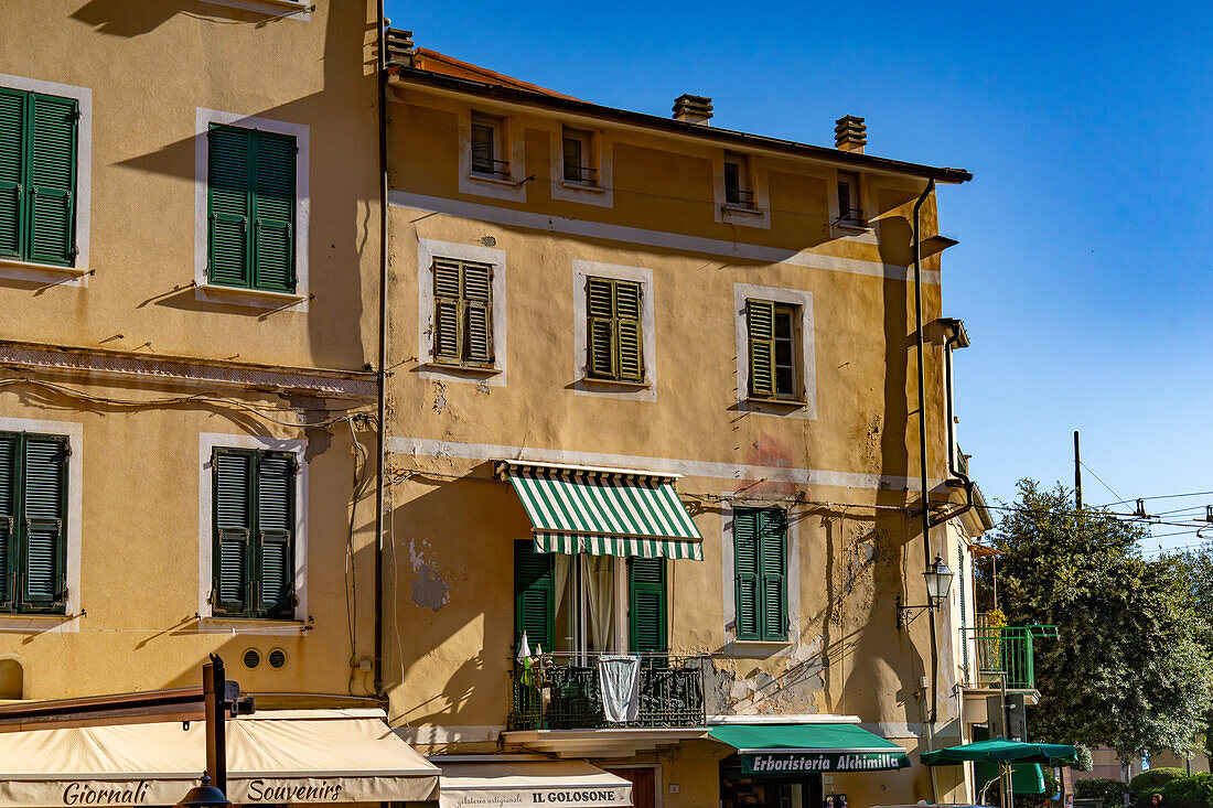 Farbenfrohe traditionelle Architektur in der Altstadt von Monterosso al Mare, Cinque Terre, Italien.