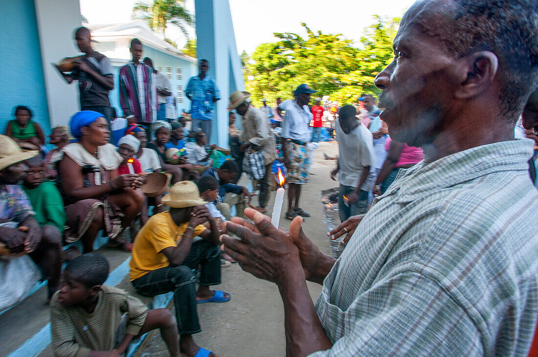 Im Inneren der Kirche Unserer Lieben Frau vom Berge Karmel. Haiti Voodoo-Festival in Saut d'Eau, in Saut d'Eau, Ville Bonheur, Haiti. Tausende von Vodou- und katholischen Anhängern versammelten sich unter dem Wasserfall von Saut d'Eau in Haiti. Die Wallfahrt, die sowohl von Voodou-Anhängern als auch von Katholiken unternommen wird, hat ihren Ursprung in der Sichtung des Bildes der Jungfrau Maria auf einem Palmblatt in der Nähe des Wasserfalls vor einem halben Jahrhundert. Der Katholizismus und die Voodou-Praktiken sind in ihrer haitianischen Form für immer miteinander verwoben. Das Erscheinen 