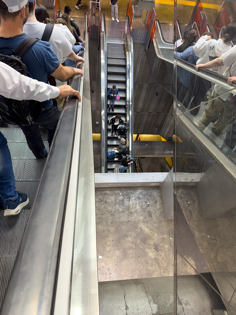 Rolltreppen in der U-Bahn-Station Garibaldi in Neapel, Italien.