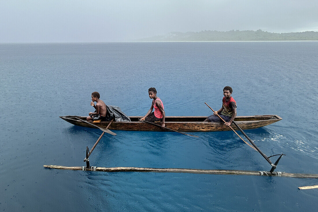 Bewohner der Insel Tungelo in ihren traditionellen Einbäumen, Provinz Neuirland, Papua-Neuguinea