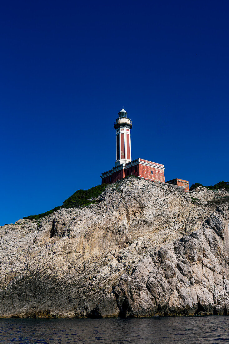 Der Leuchtturm von Punta Carena an der Südwestspitze der Insel Capri, Italien.