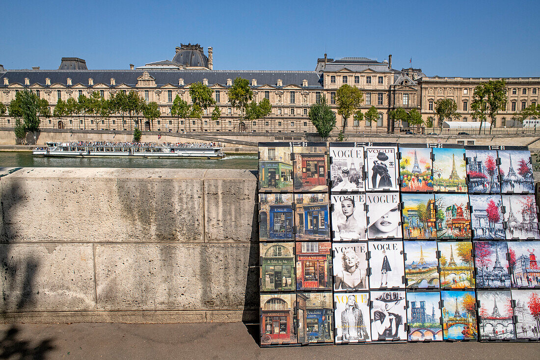 Bouquinistes oder Bücherstände entlang der Seine in Paris in der Nähe der Kathedrale Notre Dame, Flussufer Bouquinistes, grüne Kästen, die Bücher aus zweiter Hand am Quai Malaquais am Ufer der Seine verkaufen.