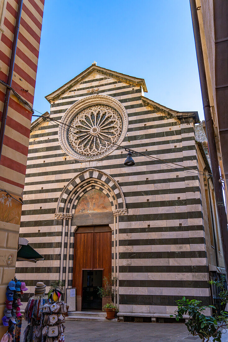 Die mittelalterliche Kirche von San Giovanni Battista in Monterosso al Mare, Cinque Terre, Italien. Die Fassade besteht aus schwarzem und weißem Marmor.