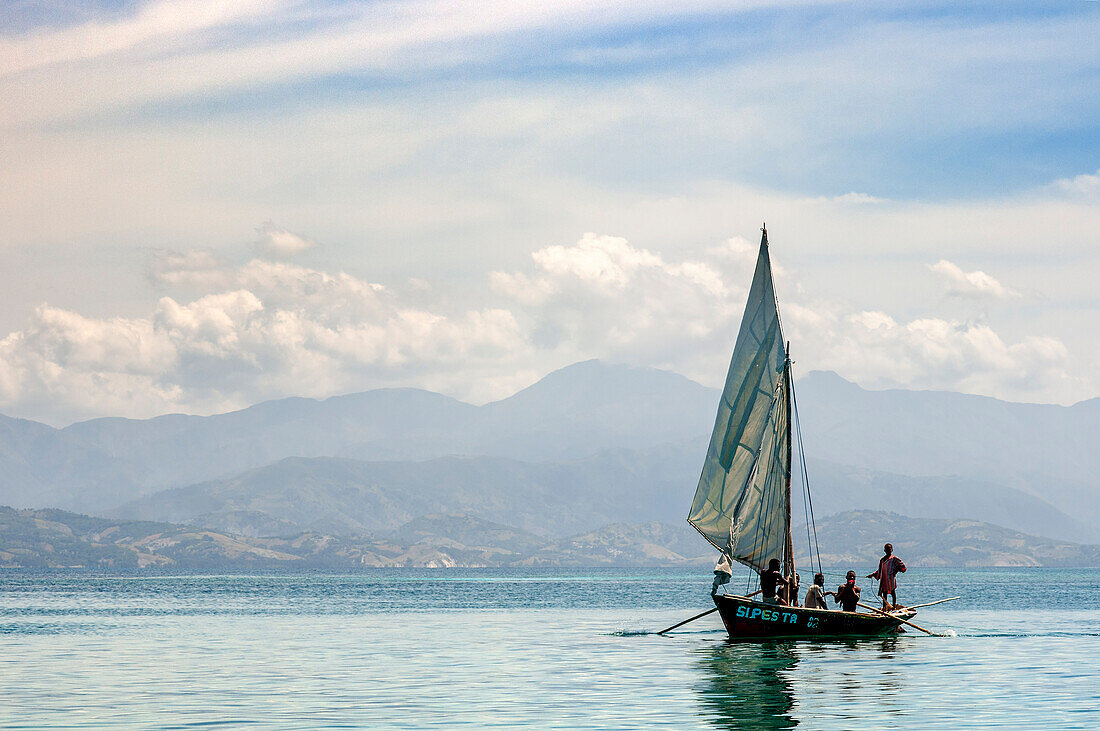 Segelndes Fischerboot in Île-à-Vache, Provinz Sud, Haiti