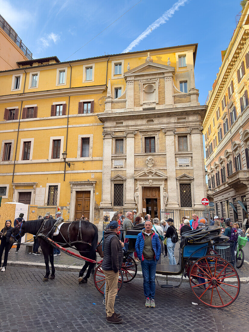 Pferdekutsche vor der Kirche Unserer Lieben Frau in Trivio auf der Piazza dei Crociferi in Rom, Italien.