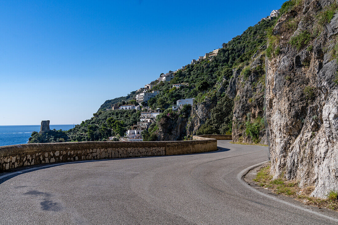 Torre a Mare, ein Sarazenenturm an der kurvenreichen Amalfiküstenstraße in Praiano, Italien.