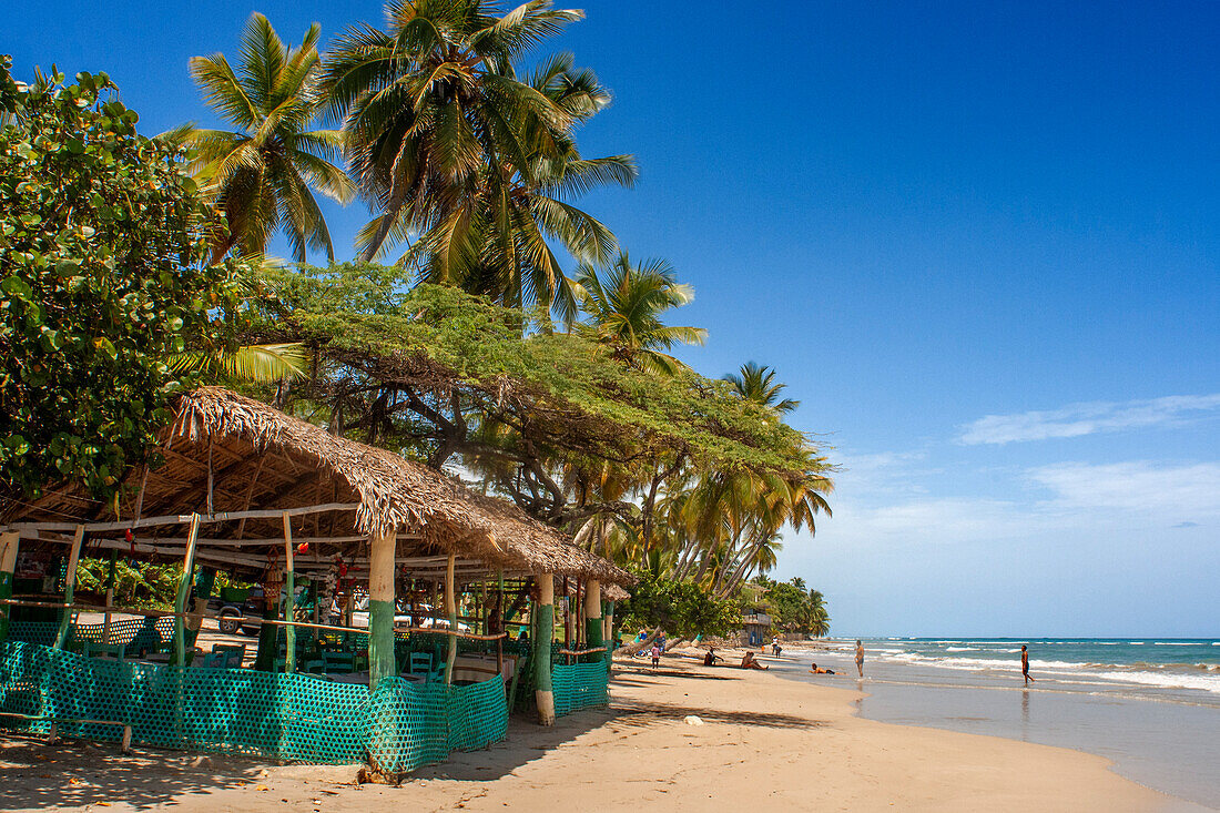 Restaurant vor dem Strand der Plage de Ti Mouillage in Cayes-de-Jacmel, Cayes de Jacmel, Jacmel, Haiti.