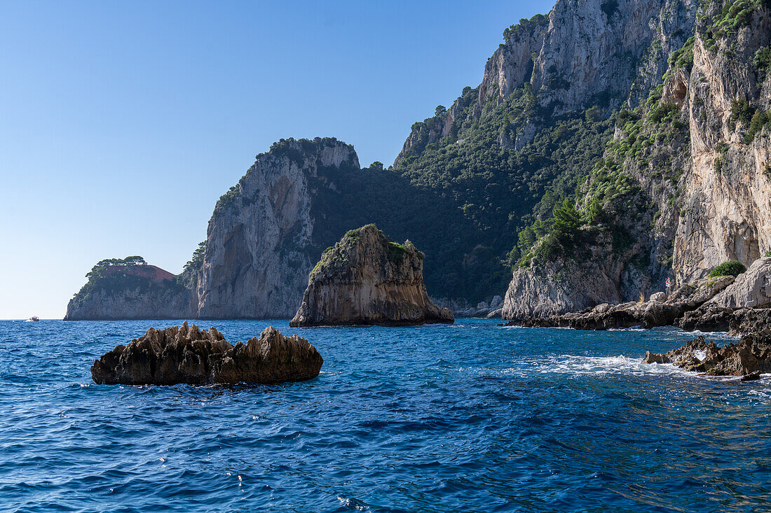 Der Faraglione di Matermania, ein kleiner Meeresfelsen an der Küste der Insel Capri, Italien.