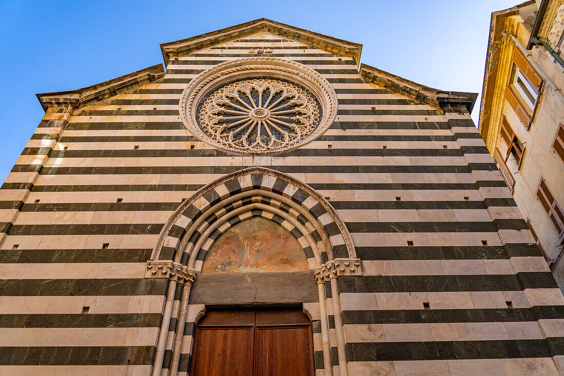 Die mittelalterliche Kirche von San Giovanni Battista in Monterosso al Mare, Cinque Terre, Italien. Die Fassade besteht aus schwarzem und weißem Marmor.