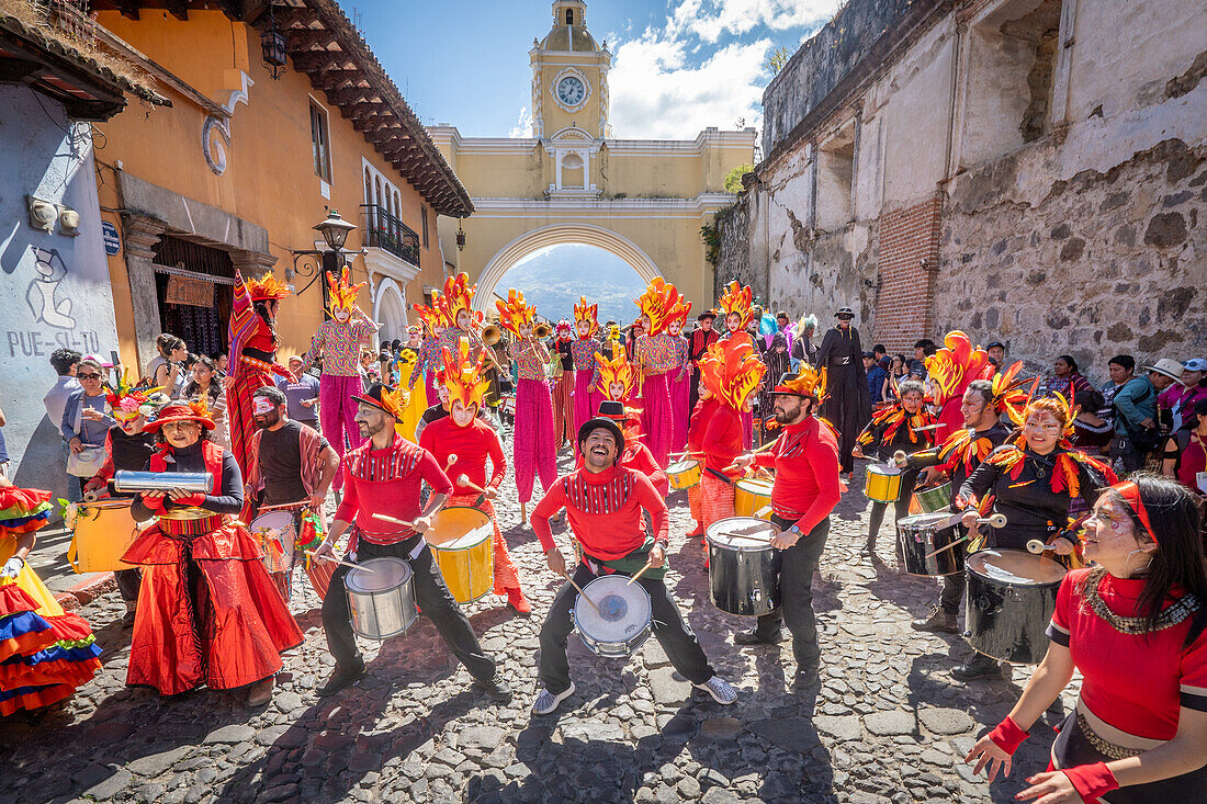 Fest der Verbrennung des Teufels - La Quema del Diablo - in Antigua, Guatemala