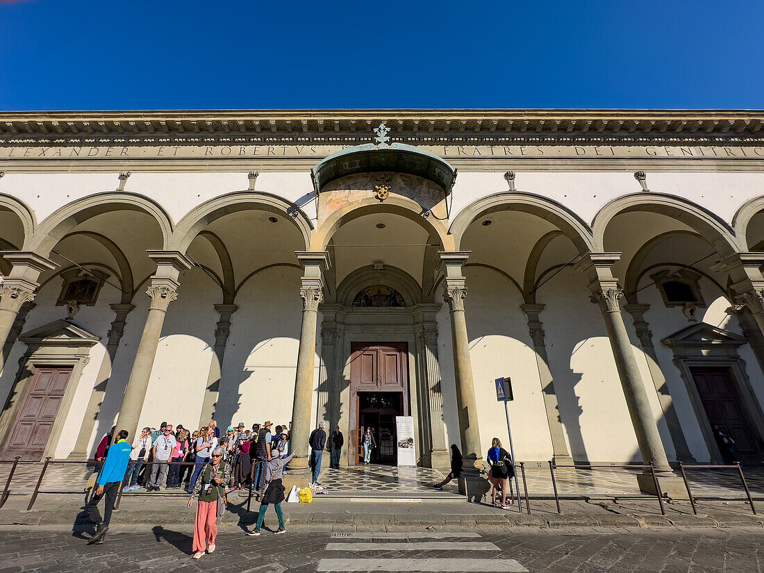 Die Loggia-Fassade der Basilica della Santissima Annunziata in Florenz, Italien.