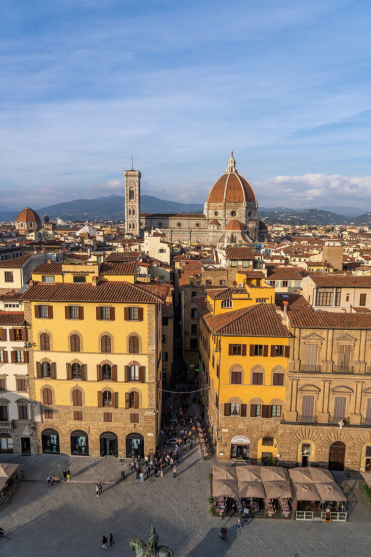 Blick auf den Dom oder die Kathedrale Santa Maria del Fiore vom Turm des Palazzo Vecchio in Florenz, Italien.