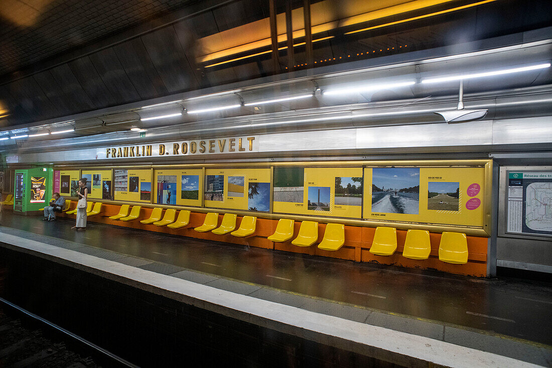 Aussteigen aus der Pariser Metro an der Station Franklin D. Roosevelt Montmartre Paris Frankreich EU Europa