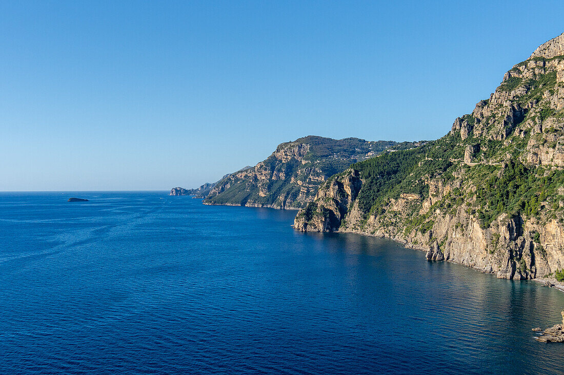 Die Klippen der Amalfiküste in Italien am Golf von Salerno mit dem Felsen Scoglia Vetara auf der linken Seite.