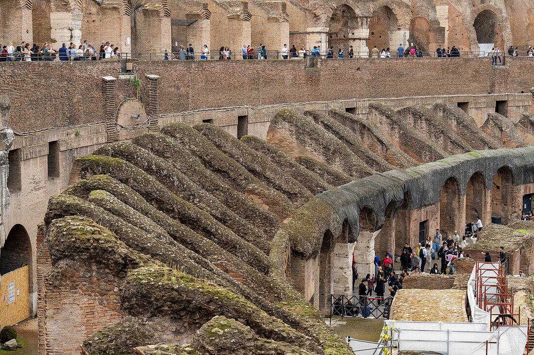 Detail des Mauerwerks im Inneren des römischen Kolosseums oder des flavischen Amphitheaters in Rom, Italien.