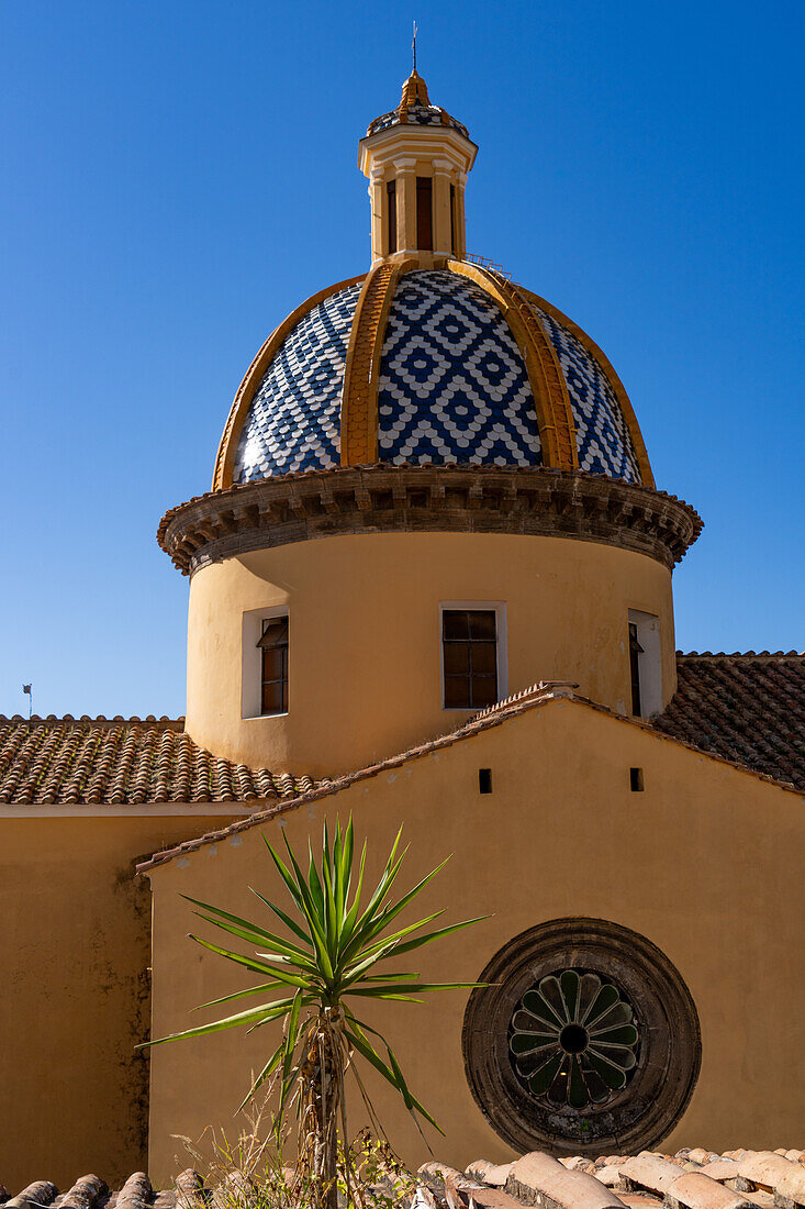 Die gekachelte Kuppel der Kirche San Gennaro in Vettica Maggiore, Praiano an der Amalfiküste, Italien.