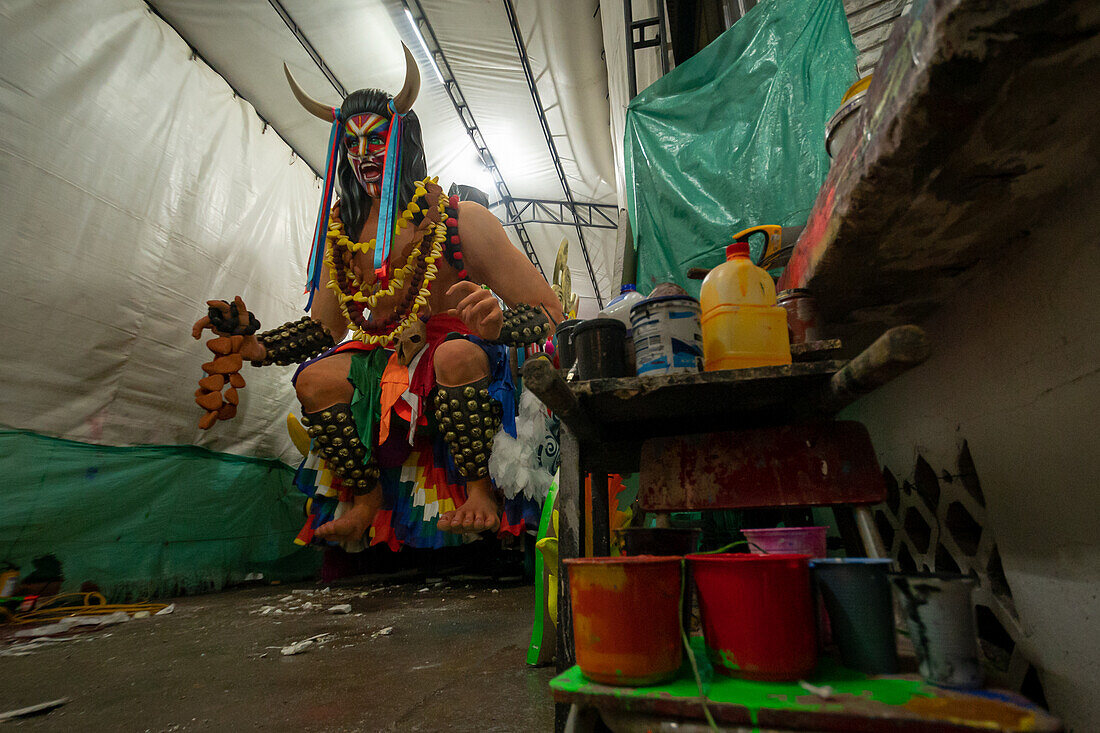 In the workshop, a few hours before the parade, artisan Michael Paz and his group of artisans carry out the assembly of the float entitled Tradition. This imposing work will be presented at the Great Parade of the Carnival of Whites and Blacks. Pasto, Nariño, Colombia. January 5, 2025.