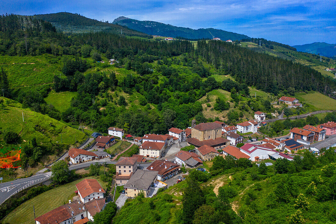 Malerisches Dorf Ziortza Bolivar (Bolibar) oder Puebla de Bolivar (Puebla de Bolibar), Geburtsort von Simon Bolivar in der Provinz Vizcaya (Bizkaia), Baskenland, Euskadi, Spanien.