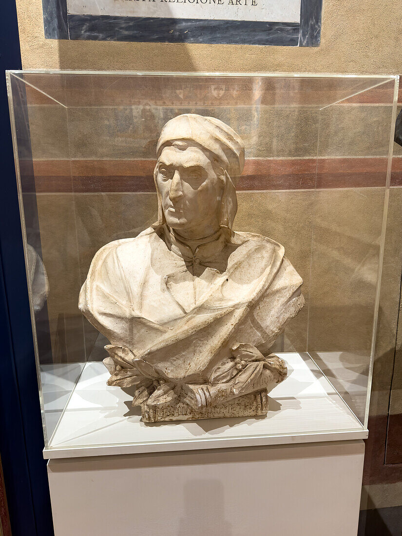 Büste von Dante Alighieri in der Sala di Dante des Palazzo Comunale oder Rathauses aus dem 13. Jahrhundert in San Gimignano, Italien.