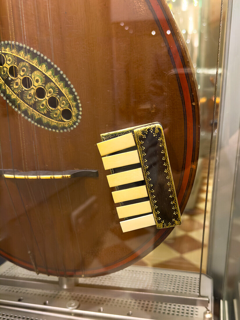 Detail der Tasten einer antiken englischen Gitarre mit Klappen in der Accademia-Galerie in Florenz, Italien. Ca. 1791-1793.