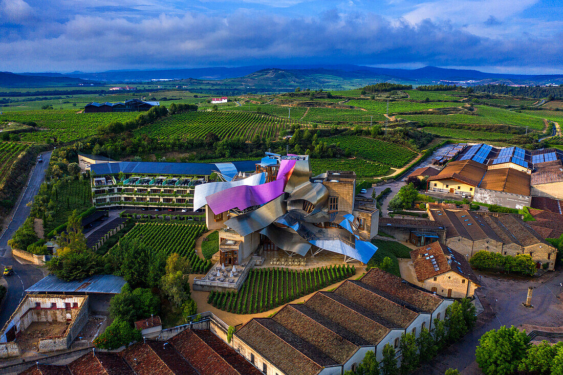 Außenansicht des Weinguts Marques de Riscal Hotel - La Rioja Alavesa, Alava, Araba Euskal herria, Euskadi Spanien.