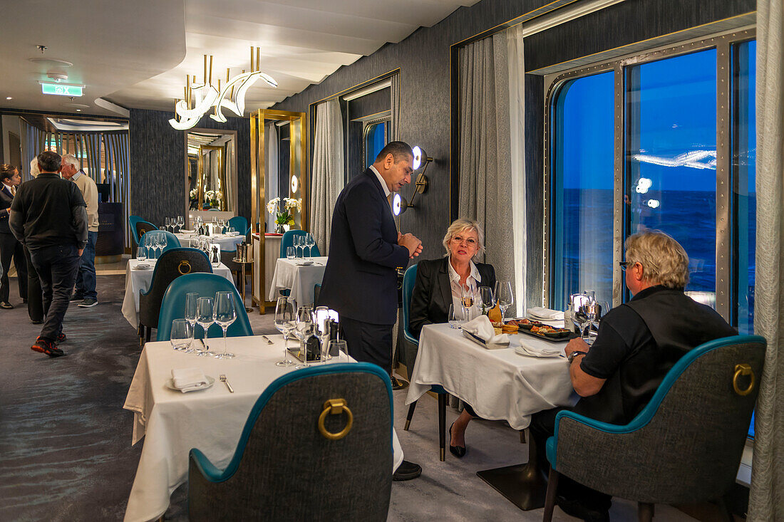 Luxuriöses italienisches Restaurant im Inneren der Silversea Endeavor an der Küste Grönlands