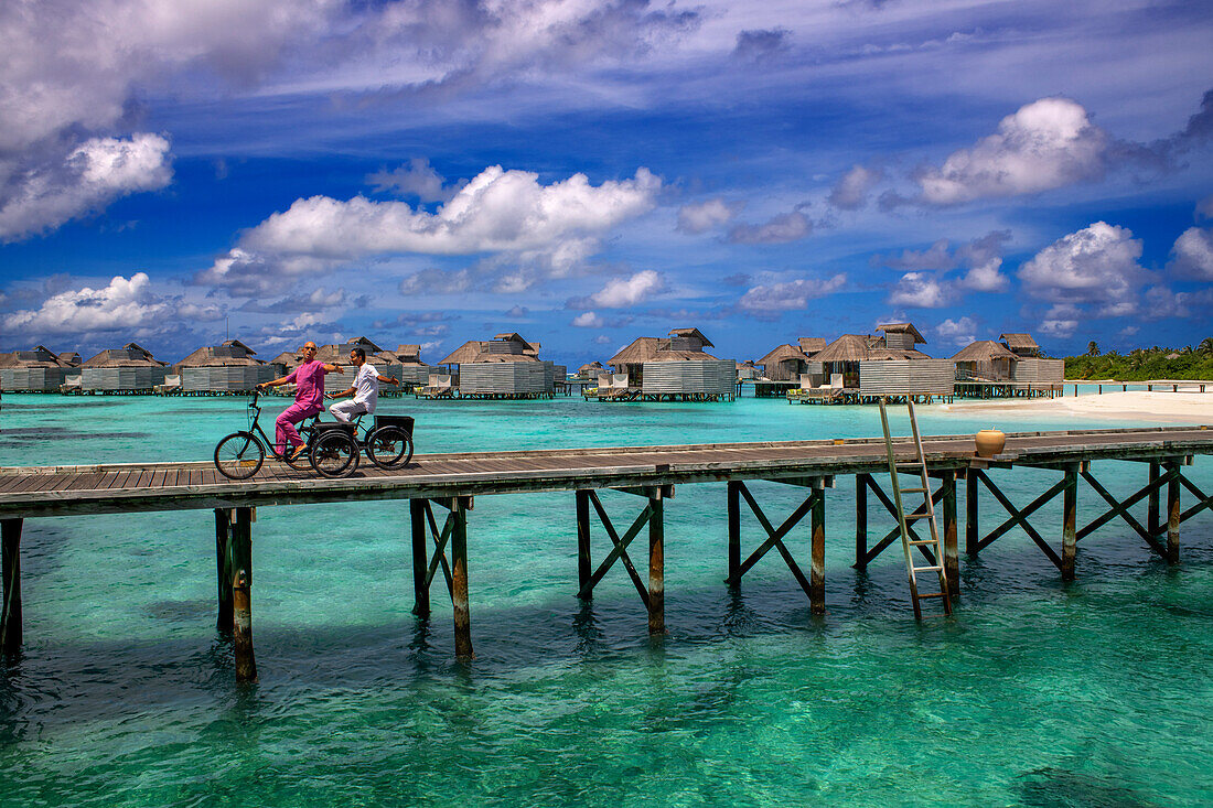 Zufriedene Mitarbeiter der luxuriösen Wasservillen des Six Senses Laamu maldives luxury resort villas, Laamu Atoll Region Malediven