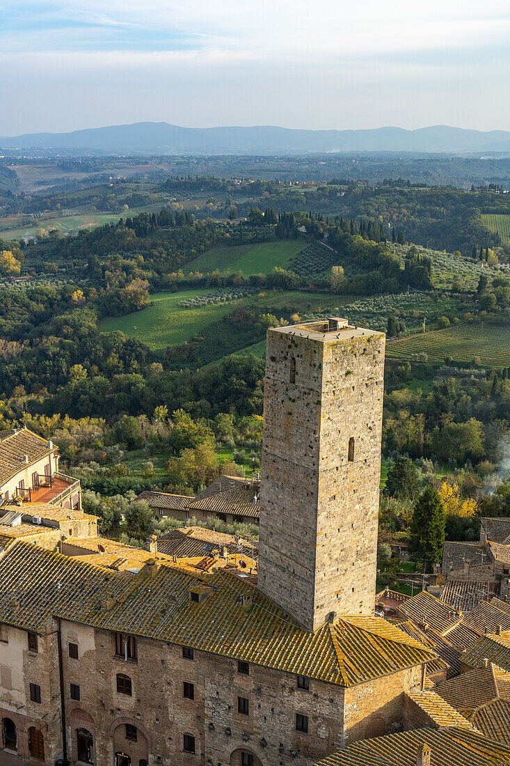 Der Torre dei Becci überblickt die Piazza della Cisterna in der mittelalterlichen Festungsstadt San Gimignano, Italien.