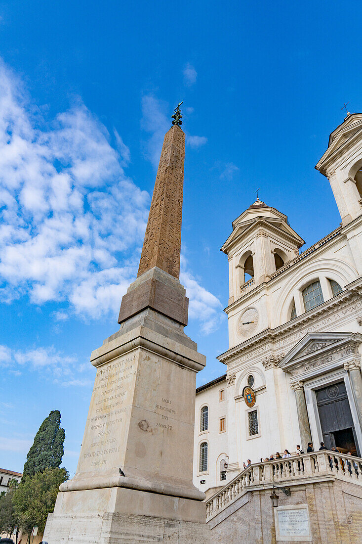 Der Obelisk von Sallustiano und die Kirche Trinita dei Monti auf der Piazza Trinita dei Monti in Rom, Italien.