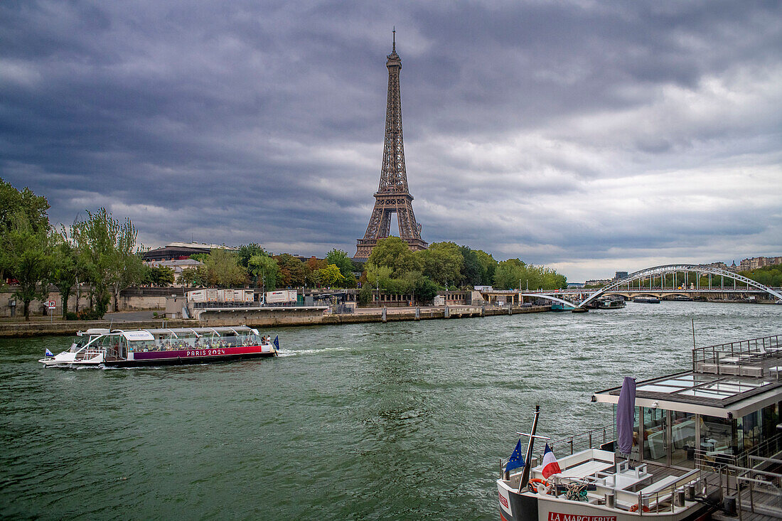 Touristisches Kreuzfahrtschiff auf der Seine, das am Pier in der Nähe des Eiffelturms festgemacht hat