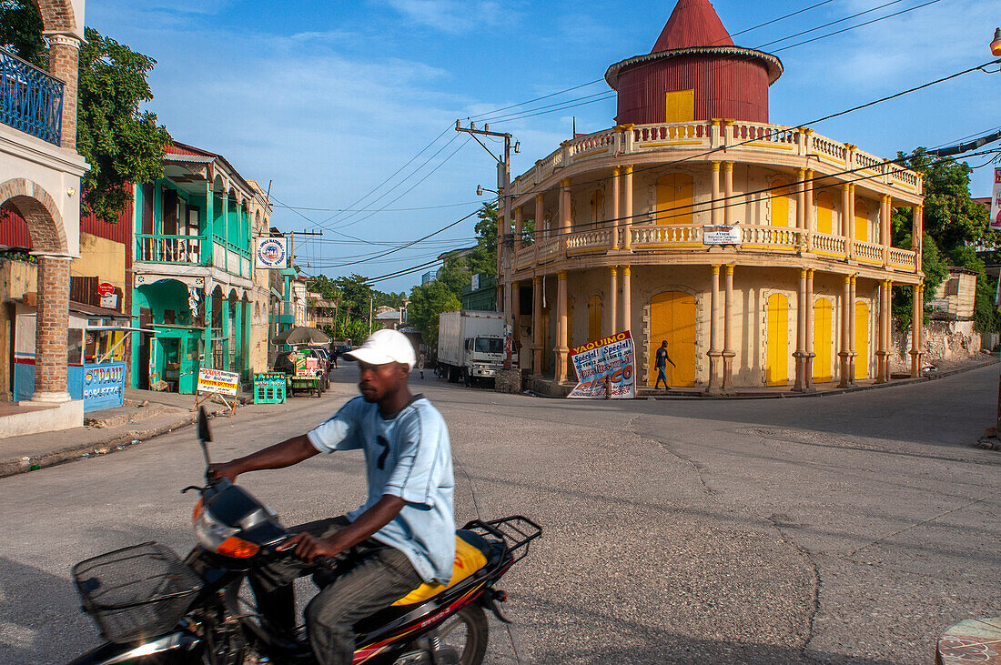 Einheimische auf einem Motorrad und Häuser in der historischen kolonialen Altstadt, Jacmel Stadtzentrum, Haiti, Westindien, Karibik, Mittelamerika