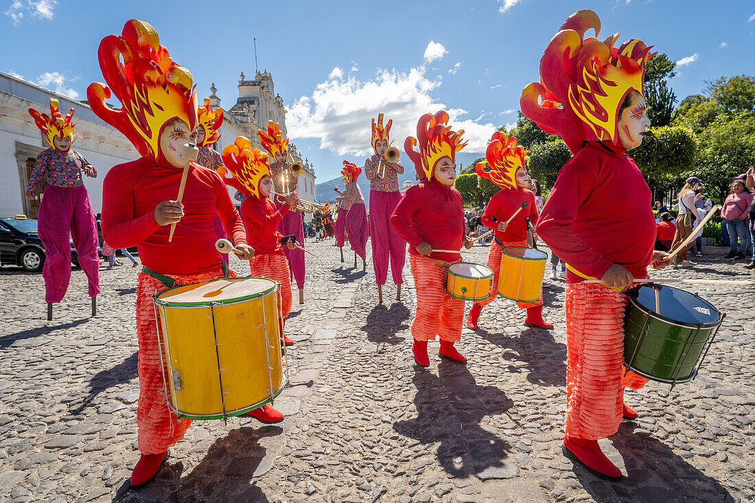 Fest der Verbrennung des Teufels - La Quema del Diablo - in Antigua, Guatemala