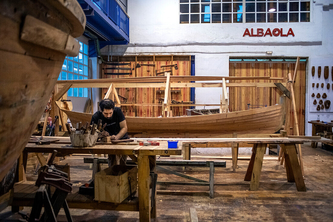 Albaola-Museum, Rekonstruktion eines historischen Walfangboots im baskischen Hafen von Pasaia, Gipuzkoa, Spanien.